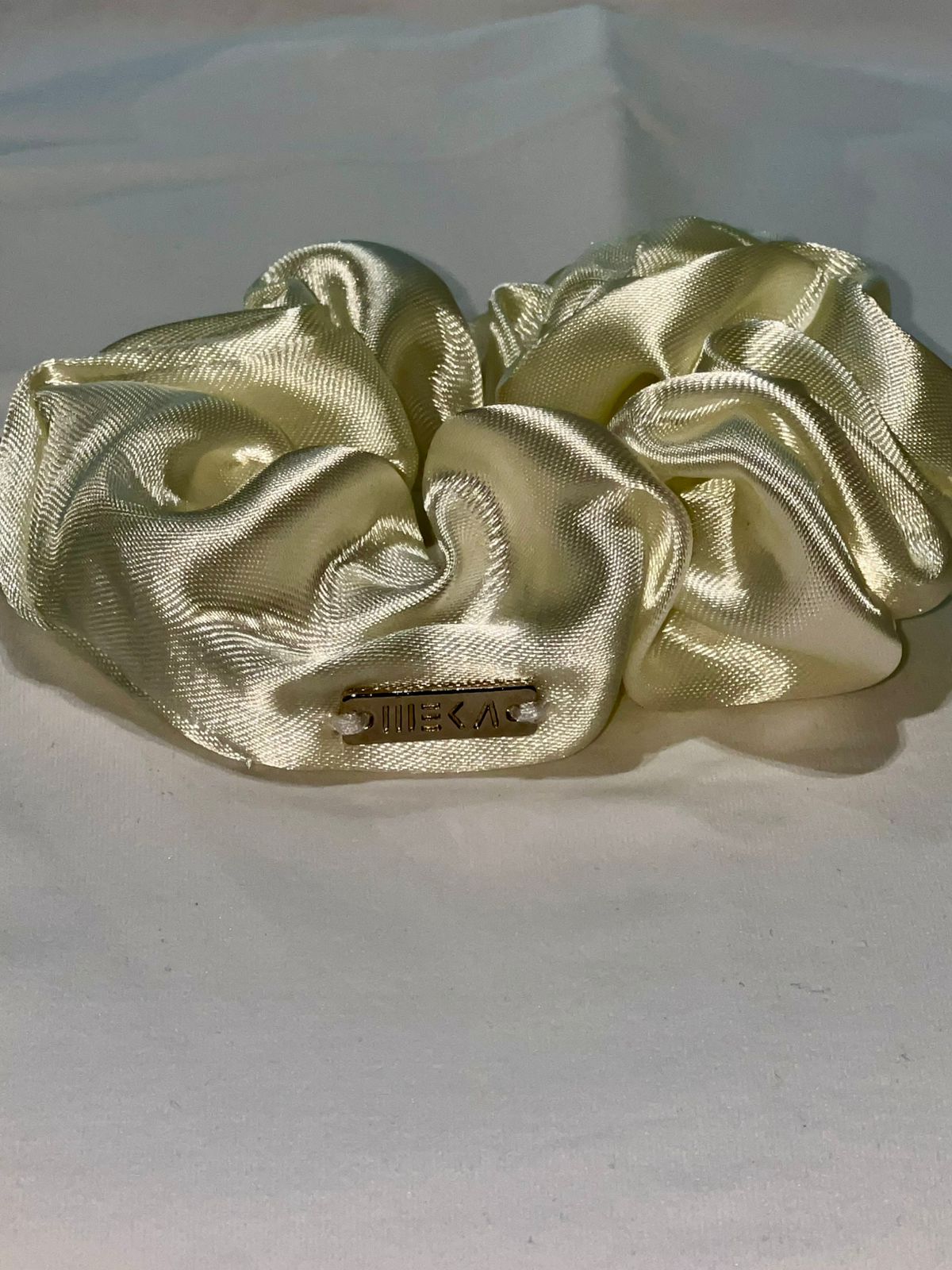 MOÑO SATIN